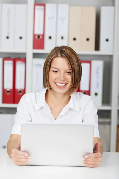 Empresária feliz olhando para o computador portátil — Fotografia de Stock