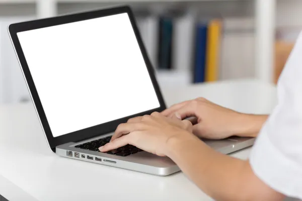 Mãos de mulher de negócios usando laptop — Fotografia de Stock