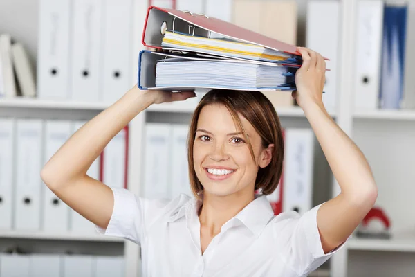 Tersenyum pengusaha wanita dengan folder di atas kepala — Stok Foto