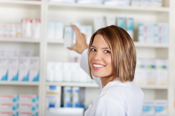 Kvinnlig farmaceut — Stockfoto