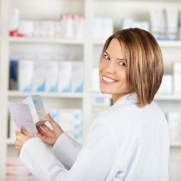 Farmacêutico sorridente — Fotografia de Stock