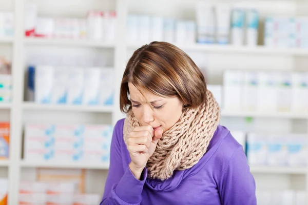 Mujer enferma en la farmacia — Foto de Stock