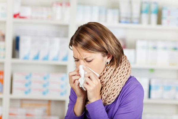 Frau mit Grippe in der Apotheke — Stockfoto