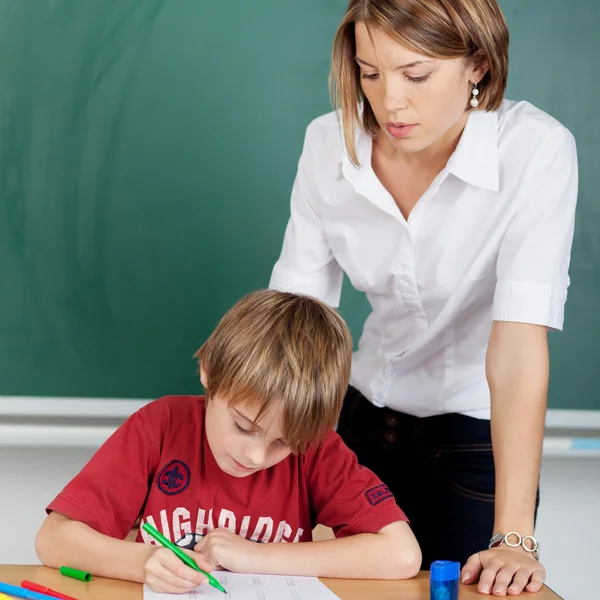 Elev och lärare på skolan — Stockfoto