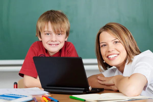 Учитель и ученик с ноутбуком — стоковое фото