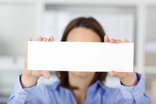 Geschäftsfrau hält leeren Zettel im Büro — Stockfoto