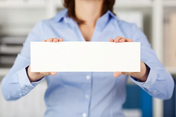 Empresaria sosteniendo papel en blanco en la oficina — Foto de Stock