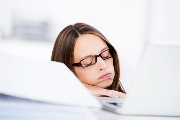 Mujer de negocios durmiendo en el escritorio — Foto de Stock