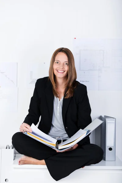 Businesswoman With Binder Sitting On Counter — Stock Photo, Image