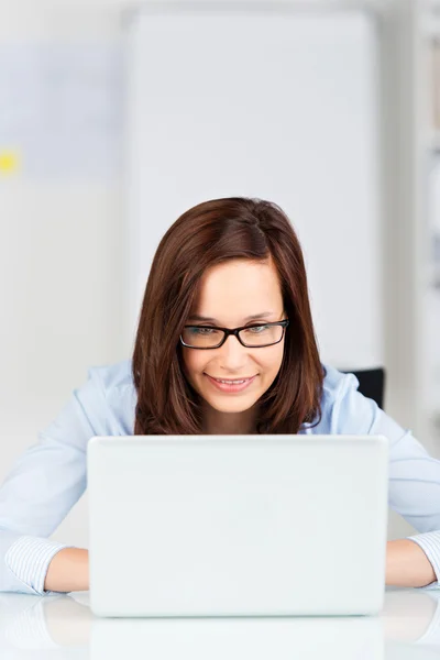 Mulher com laptop — Fotografia de Stock