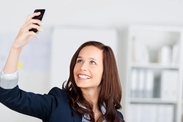 Frau fotografiert sich selbst — Stockfoto