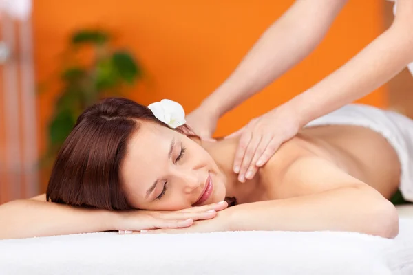 Relaxamento durante a massagem — Fotografia de Stock