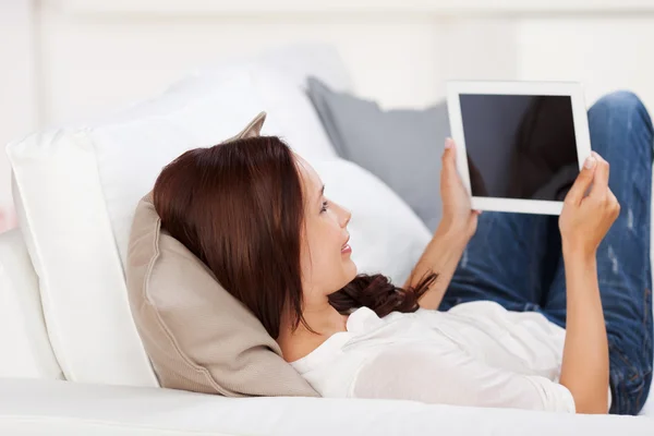 Mujer leyendo su tablet-pc — Foto de Stock