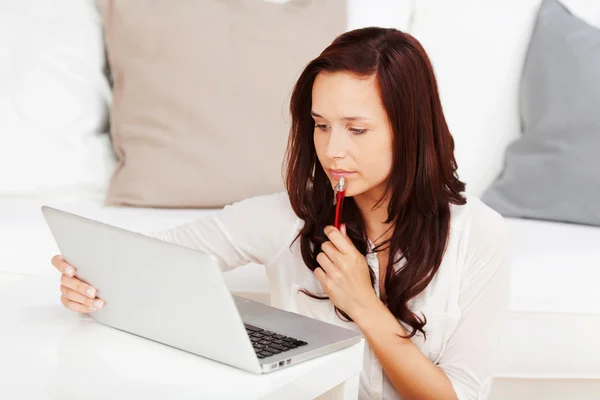 Denken vrouw — Stockfoto