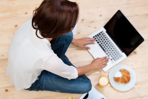 Vrouw op de vloer — Stockfoto