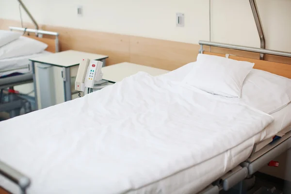 Пустая больничная кровать — стоковое фото
