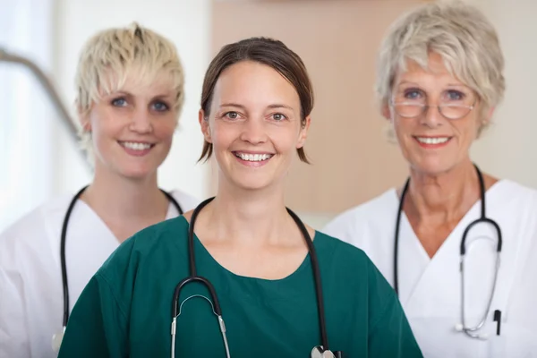 Équipe médicale confiante de médecins souriant dans la clinique — Photo