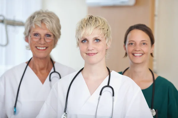 Equipe médica confiante de médicos do sexo feminino — Fotografia de Stock