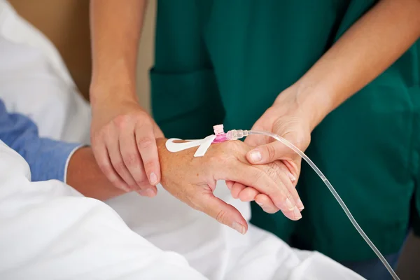 Médico femenino revisando el pulso de los pacientes —  Fotos de Stock