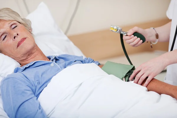 Doctor Measuring Blood Pressure In Hospital — Stock Photo, Image