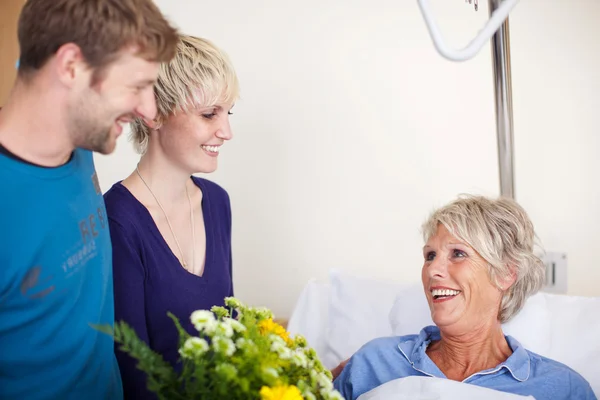 Children With Flower Bouquet Visiting Mother In Hospital — Stock Photo, Image