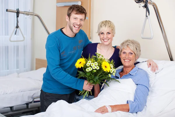 Crianças dando buquê à mãe no hospital — Fotografia de Stock