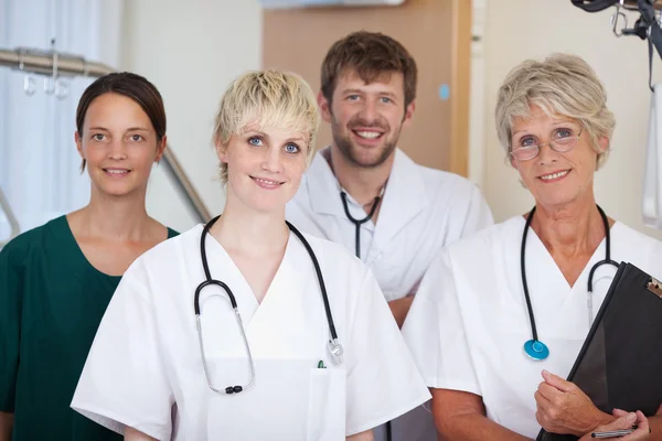 Команда врачей улыбается вместе в больнице — стоковое фото