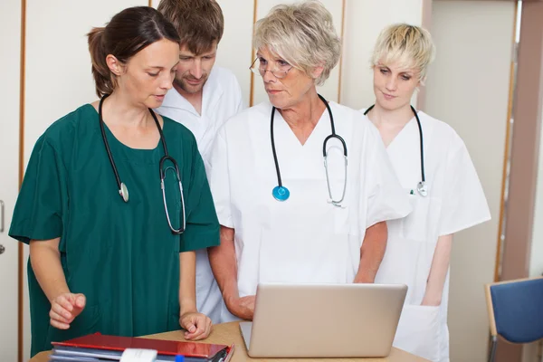 Fiducioso maschio e femmina medici discutendo — Foto Stock