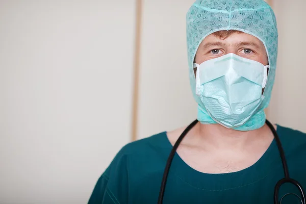 Kirurgen bär mask på sjukhus — Stockfoto