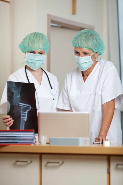 Two Surgeons Looking At Xray In Clinic — Stock Photo, Image