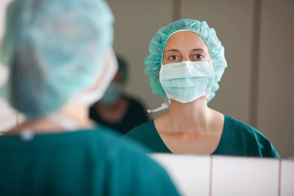 Chirurgien féminine dans le miroir à l'hôpital — Photo