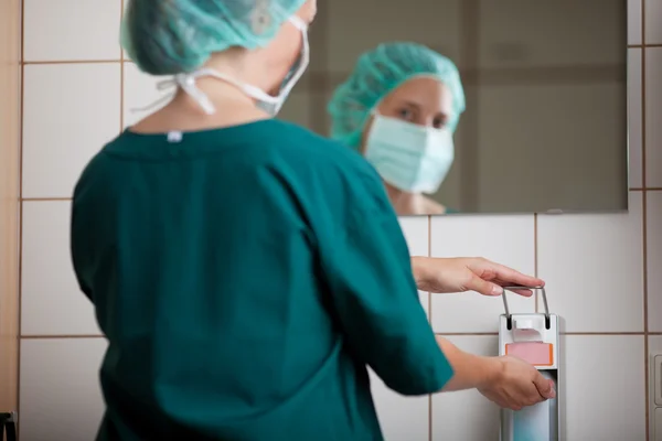 Läkare händer med sanitizer dispenser — Stockfoto