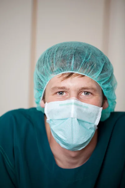 Cirurgião Masculino Grave Usa Máscara No Hospital — Fotografia de Stock