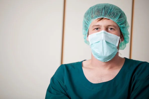 Mandlig kirurg iført maske på hospitalet - Stock-foto