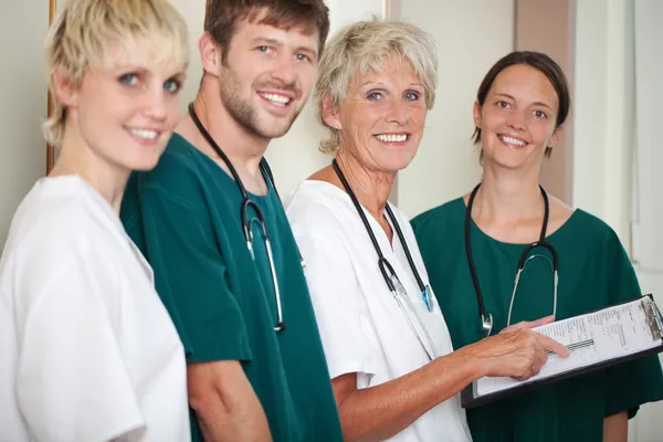 Manliga och kvinnliga läkare leende på sjukhus — Stockfoto