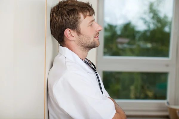 Thoughtful Doctor Looking Away In Hospital — Stock Photo, Image