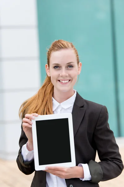 Affärskvinna visar TabletPC — Stockfoto