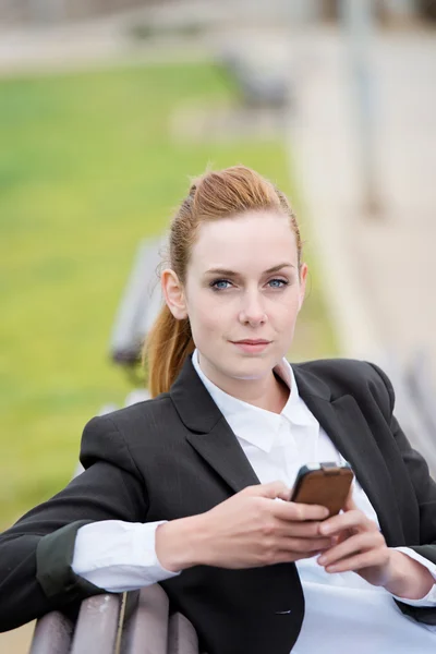 Уверенная молодая предпринимательница с мобильным телефоном — стоковое фото