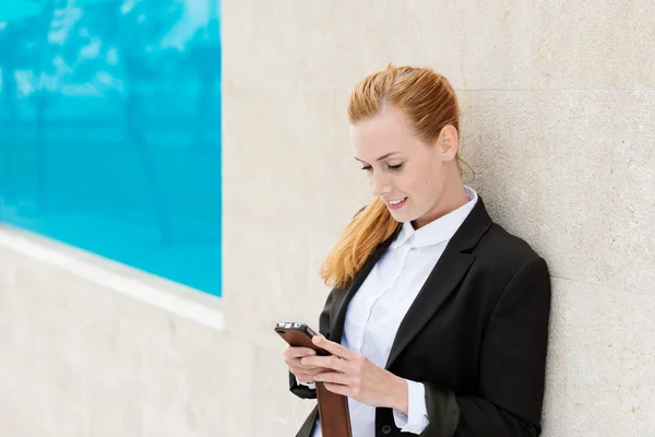 Бізнес-леді використовуючи мобільний телефон на відкритому повітрі — стокове фото