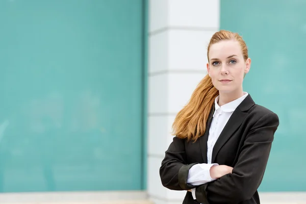 Kendine güvenen genç redhead işkadını portresi — Stok fotoğraf