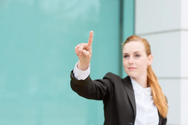 Mujer de negocios señalando algo —  Fotos de Stock