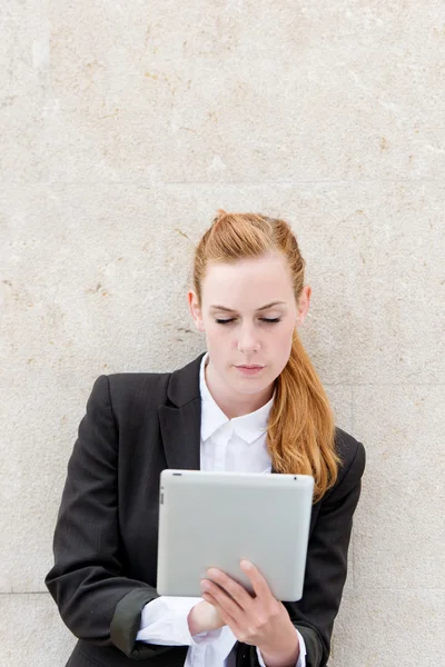 Zakenvrouw lezen van tablet-pc — Stockfoto