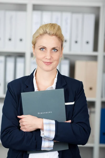 Säker affärskvinna anläggning mapp — Stockfoto