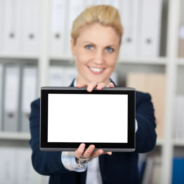 Zakenvrouw voorstellende digitale Tablet PC — Stockfoto