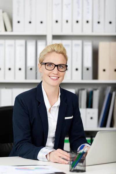 Glimlachende zakenvrouw met glazen — Stockfoto