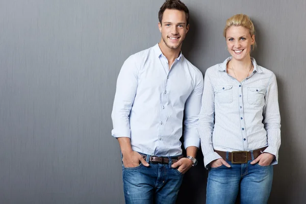 Retrato de pareja inteligente contra fondo gris — Foto de Stock