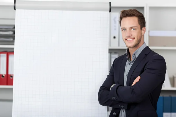 Joven Empresario Con Flipchart — Foto de Stock