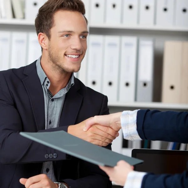 Händedruck beim Bewerbungsgespräch — Stockfoto