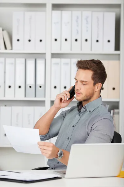 Zakenman aanwezigheidsdienst op zoek op papier — Stockfoto