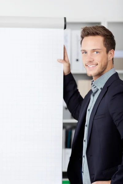 Joven Empresario Con Flipchart — Foto de Stock